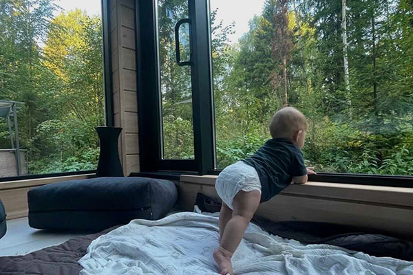 Футуристический зеркальный фасад туристических домиков эко-отеля «Окна в лес»